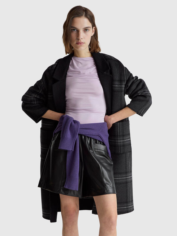 Bermudas em tecido efeito pele Mulher