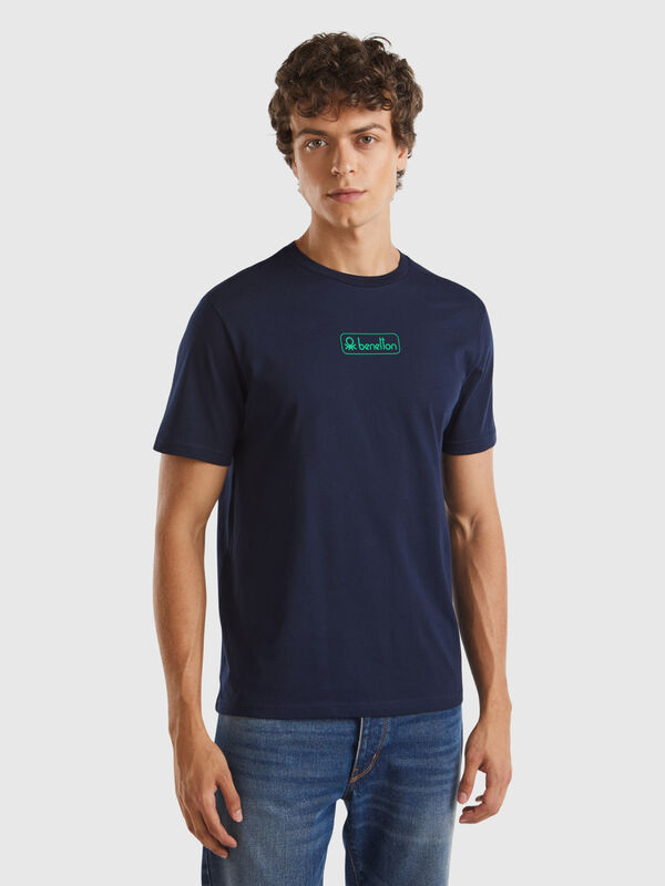 T-shirt azul-escuro em algodão orgânico com logótipo verde Homem