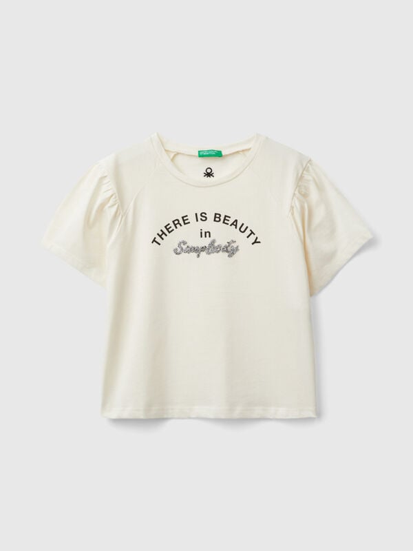 T-shirt com estampa e aplicação Menina