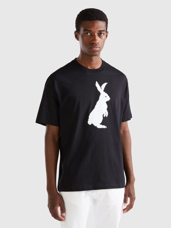 T-shirt preta com estampa coelho
