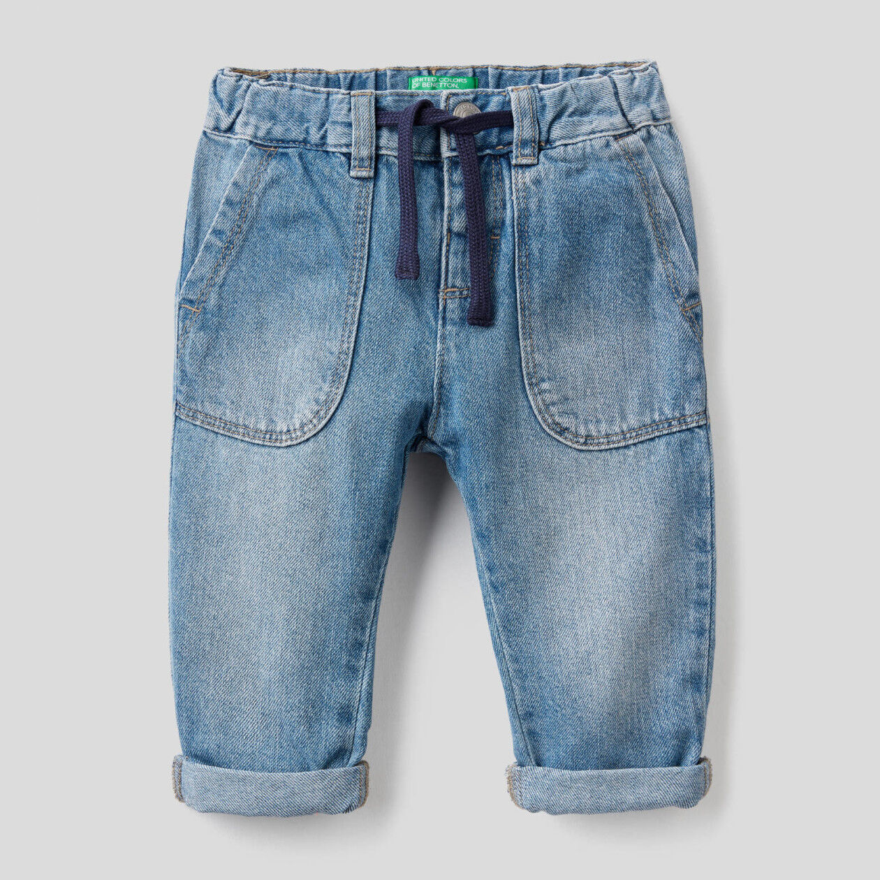 Jeans 100% algodão com maxi bolsos