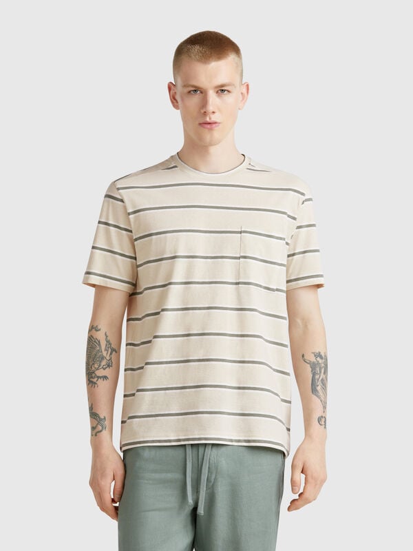 T-shirt às riscas com bolso pequeno Homem
