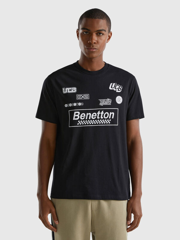 T-shirt preta com estampas logótipos Homem