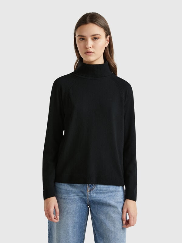 Camisola de gola alta preta em mistura de lã e caxemira. Mulher