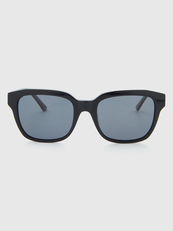 Óculos de sol pretos com logótipo