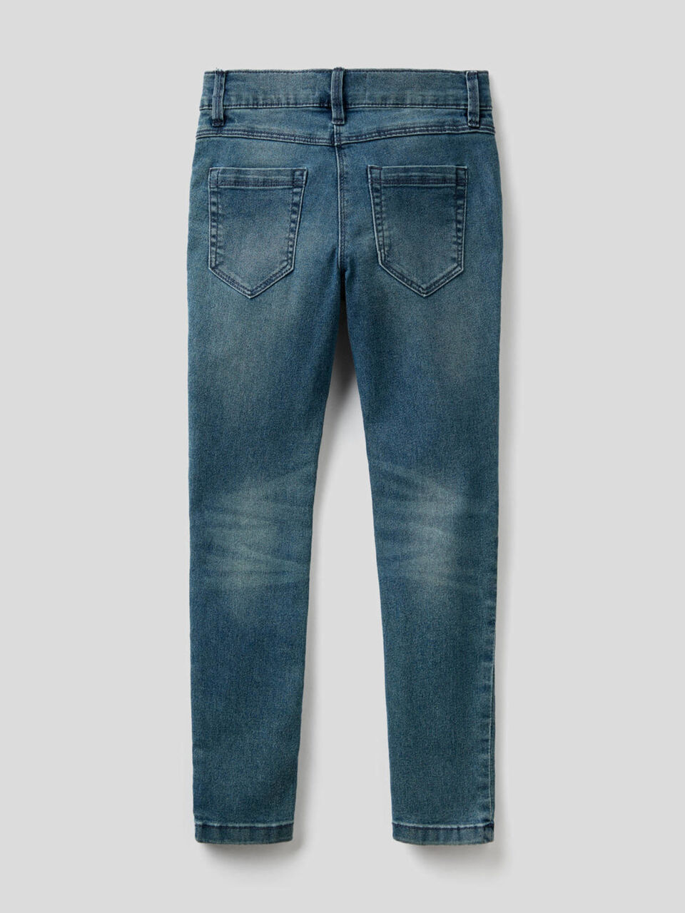 Jeans skinny fit de aparência desgastada image number 2