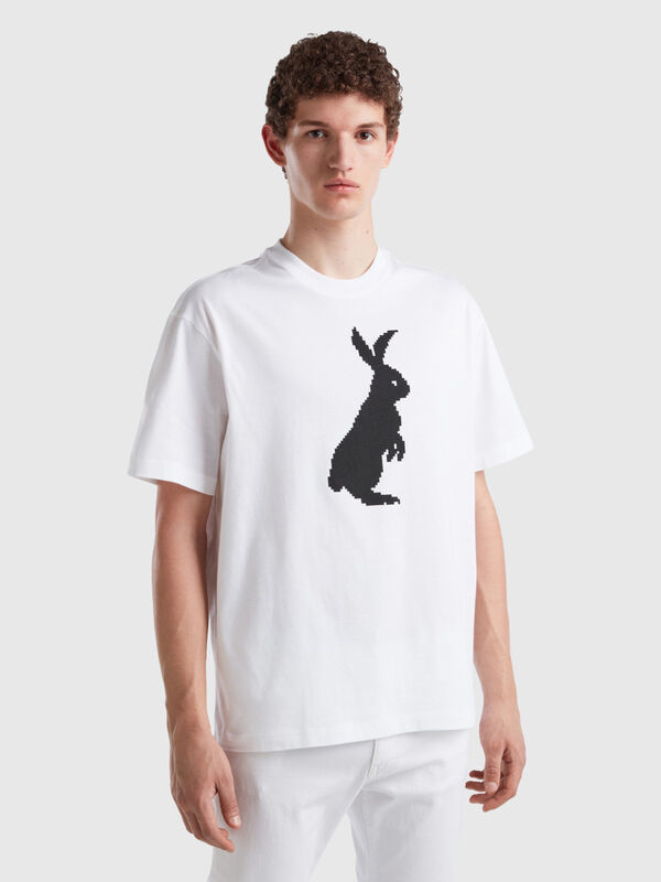 T-shirt branca com estampa coelho