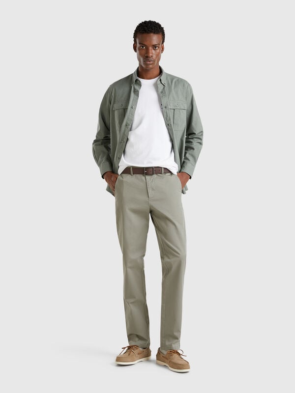 Chinos slim fit em algodão stretch Homem