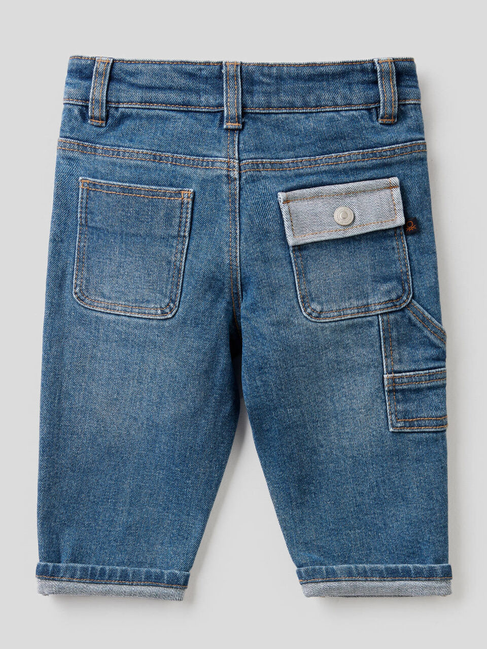 Jeans com bolsos em algodão stretch image number 2