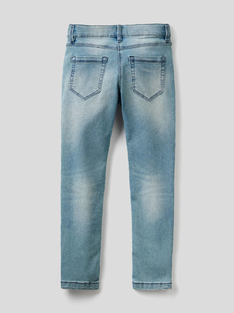 Jeans skinny fit de aparência desgastada image number 2