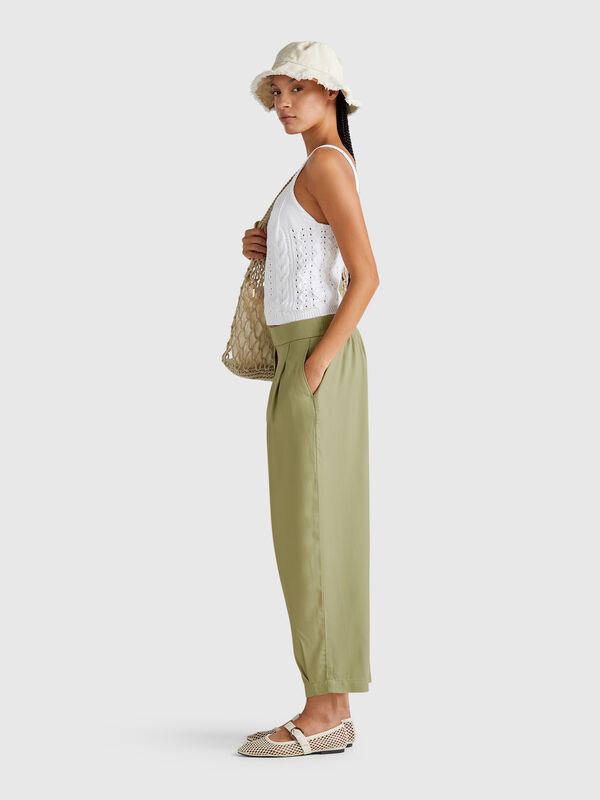 Calças fluidas com pinças Mulher